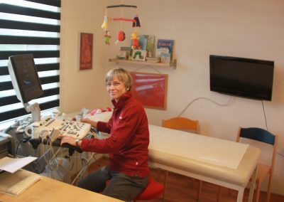 Dr. Regina Buchholz-Berdau im Ultraschallzimmer.